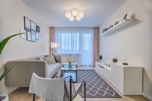 grijze-stoffen-bank-en-salontafel-met-glazen-blad-in-de-woonkamer